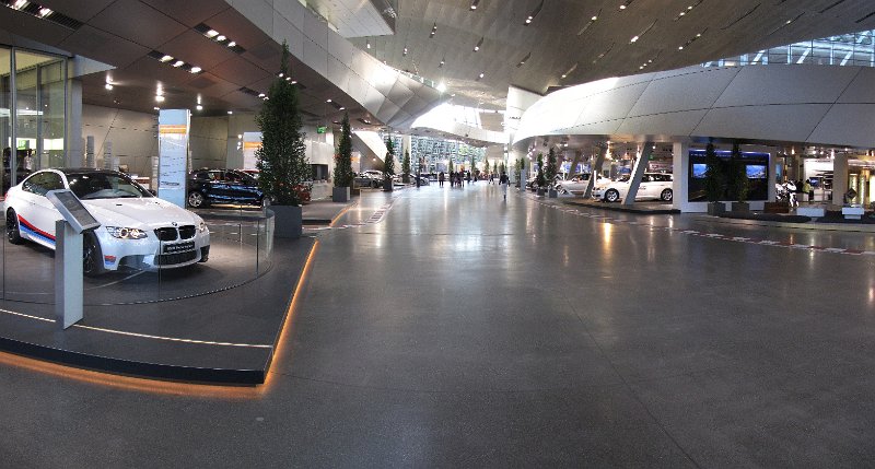 bmw welt_binnen.jpg - En binnen....allemaal BMW's. Alle types die ze voeren staan hier opgesteld.